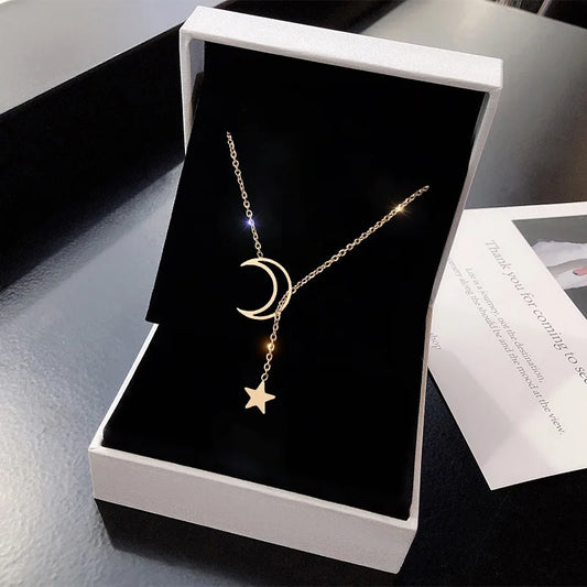 Collar Gargantilla Dorado con Colgante de Luna y Estrella – Elegancia Celestial